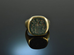 Around 1965! Classic Coat of Arms Signet Ring with...