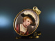 Um 1890! Anh&auml;nger mit Porzellan Miniatur Dame mit Federhut Silber vergoldet