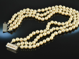 Around 1980! Beautiful Akoya Cultured Pearl Necklace...