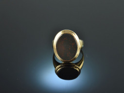 Around 1975! Very beautiful coat of arms signet ring...