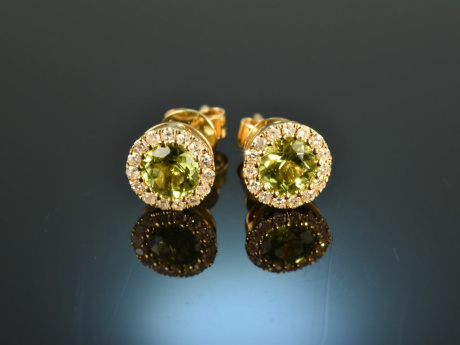 Shiny Green! Precious earrings with peridot and diamonds gold 750