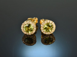 Shiny Green! Precious earrings with peridot and diamonds...
