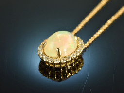 Noble shimmer! Opal diamond pendant with chain gold 750