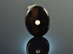 Around 1910! Simple medallion pendant with pearl onyx gold 585