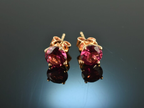 Sparkling red! Earrings with rhodolites ros&eacute; gold 750