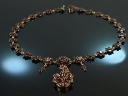 Around 1890! Beautiful necklace with bohemian garnets and medallion pendant