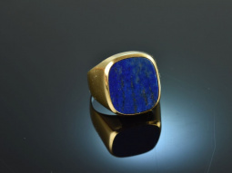 Around 1980! Classic coat of arms signet ring with lapis...