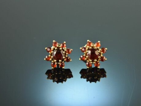 Around 1970! Pretty garnet stud earrings gold 333