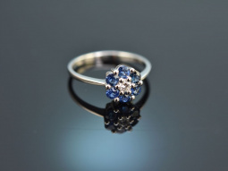 Blue Daisy! Klassischer Ring mit Saphiren und Brillant Wei&szlig; Gold 750