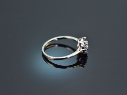 Blue Daisy! Klassischer Ring mit Saphiren und Brillant Wei&szlig; Gold 750