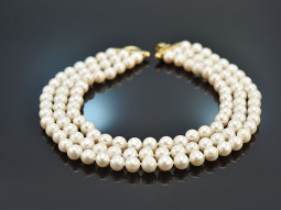 Jackie Style! Three-row cultured pearl necklace clasp...