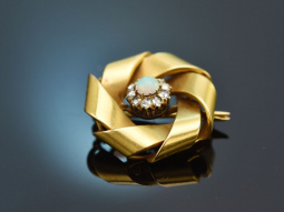 Um 1900! Schlichte Opal Brosche mit Diamantrosen Gold 585