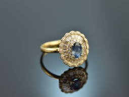 Beautiful sapphire ring with diamonds 750 gold