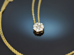 Classic necklace with fine diamonds 0.32 ct 750 gold