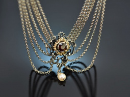Around 1960! Pretty traditional necklace with garnet and...