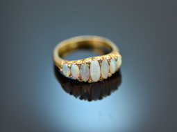 Around 1910! Beautiful opal ring with diamonds in 750 gold