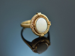 England 1976! Beautiful vintage ring with Australian opal...