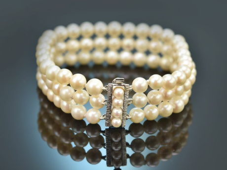 Around 1965! Classic Akoya cultured pearl bracelet with white gold 585 clasp