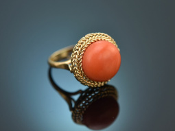 Around 1955! Beautiful ring with Italian coral in 14k gold.