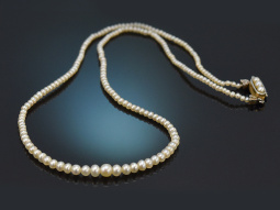 Around 1900! Delicate natural oriental pearl necklace...