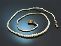 Around 1900! Delicate natural oriental pearl necklace...