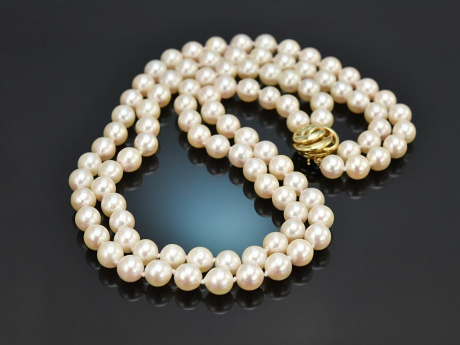 Around 1990! Beautiful two-row Akoya cultured pearl necklace with 585 gold clasp