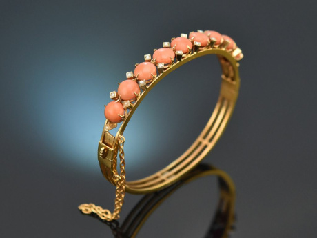 Southern German, around 1900: pretty bangle made of gold-plated silver with salmon coral and seed pearls