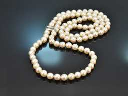 Around 1980! Very beautiful Akoya cultured pearl necklace...