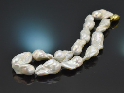 Beautiful large baroque freshwater cultured pearl...