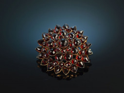 Around 1980! Beautiful traditional costumes garnet rosettes brooch gold 333